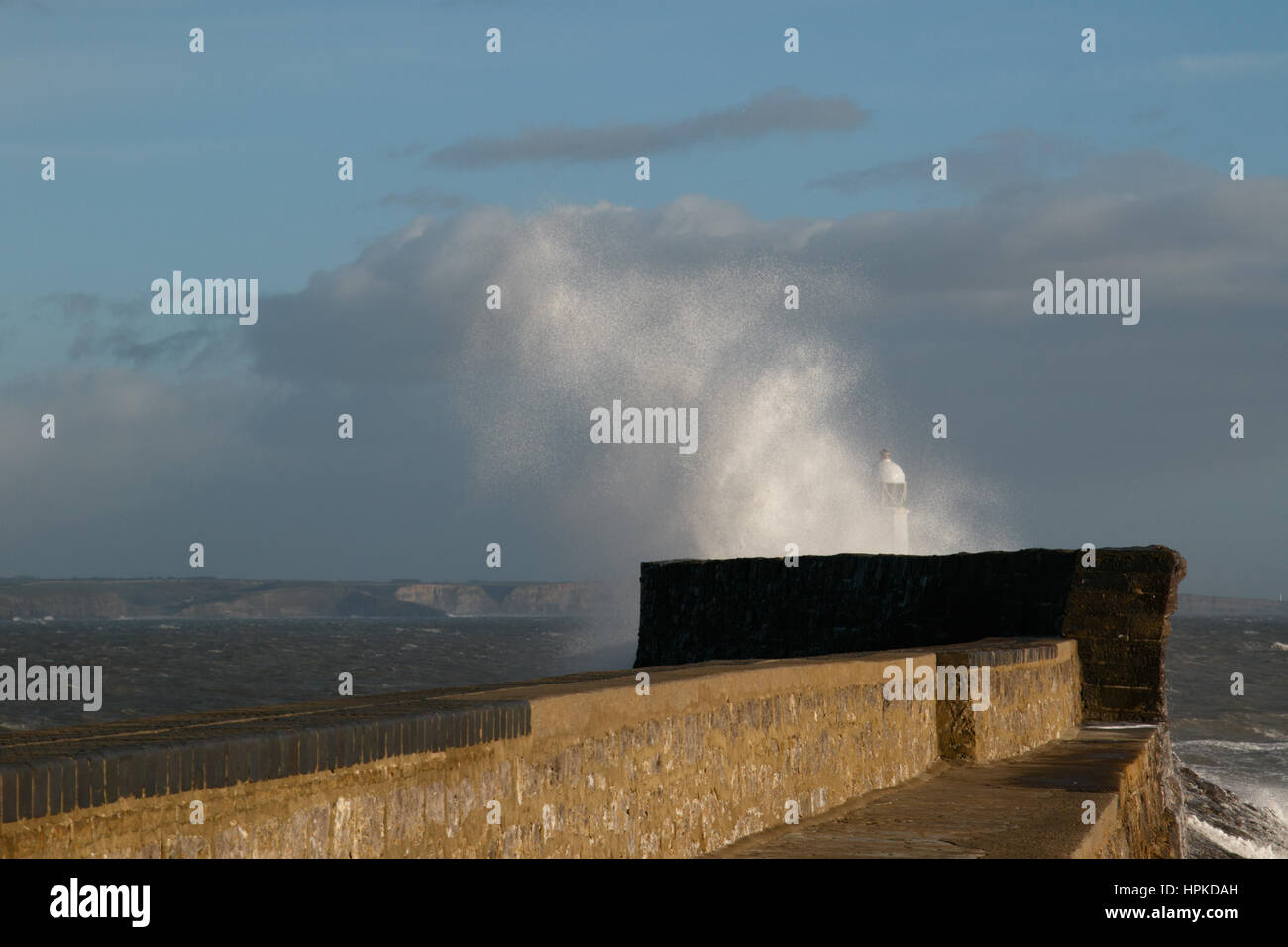 Porthcawl, South Wales, Regno Unito. Il 23 febbraio, 2017. Tempesta Doris. Onde enormi pound Porthcawl, come vento fino a 100mph influenzano il paese. Credito: Andrew Bartlett/Alamy Live News Foto Stock