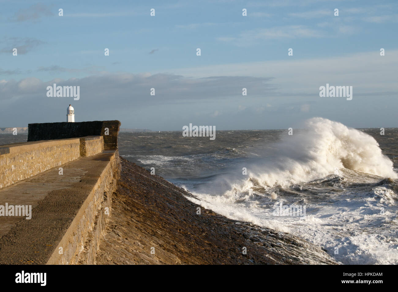 Porthcawl, South Wales, Regno Unito. Il 23 febbraio, 2017. Tempesta Doris. Onde enormi pound Porthcawl, come vento fino a 100mph influenzano il paese. Credito: Andrew Bartlett/Alamy Live News Foto Stock