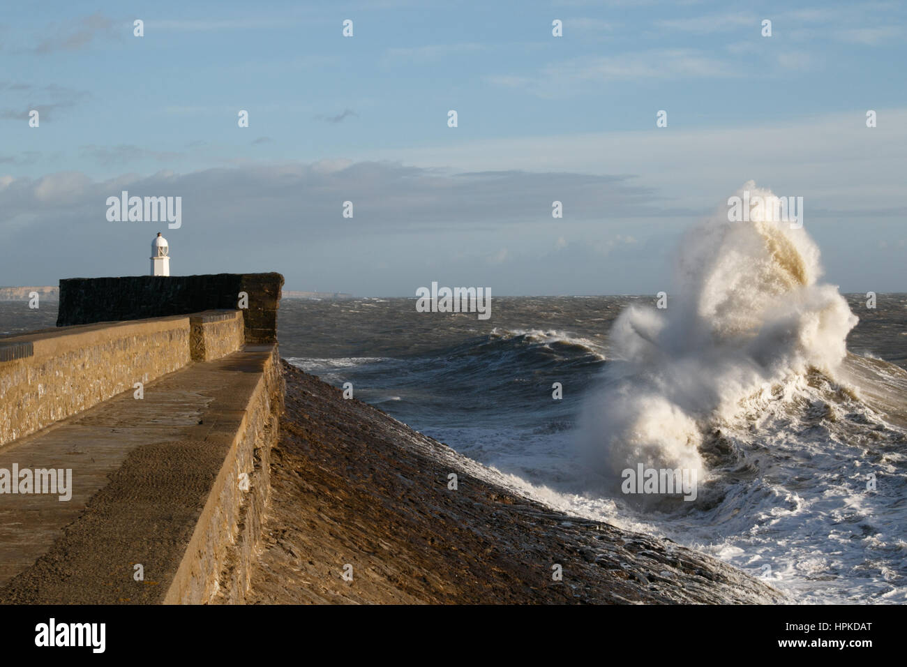 Porthcawl, South Wales, Regno Unito. Il 23 febbraio, 2017. Tempesta Doris. Onde enormi pound Porthcawl, come vento fino a 100mph influenzano il paese. Credito: Andrew Bartlett/Alamy Live News Foto Stock