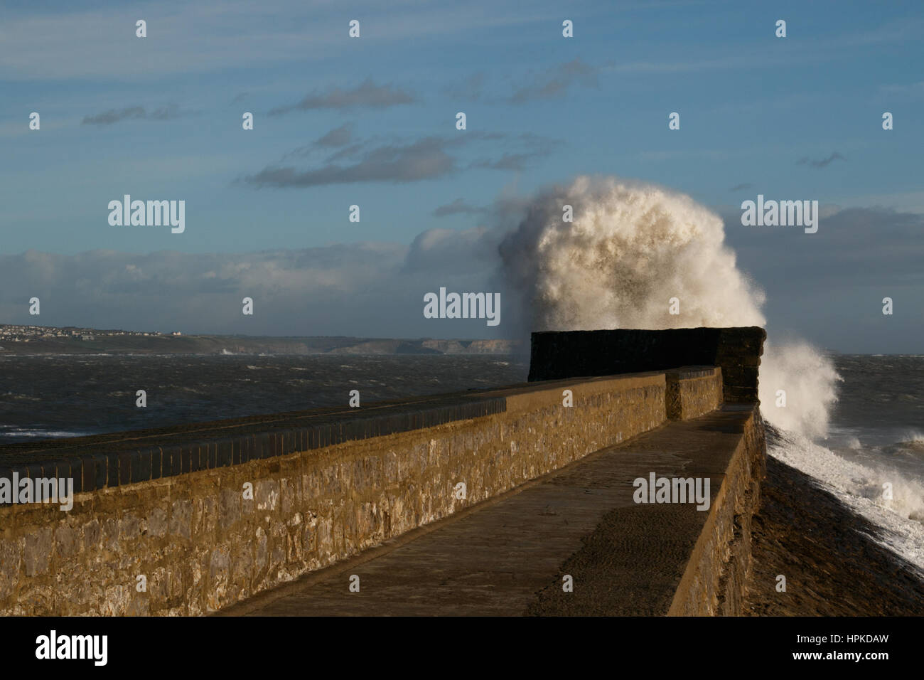 Porthcawl, South Wales, Regno Unito. Il 23 febbraio, 2017. Tempesta Doris. Onde enormi pound Porthcawl, come vento fino a 100mph influenzano il paese. Credito: Andrew Bartlett/Alamy Live News Foto Stock