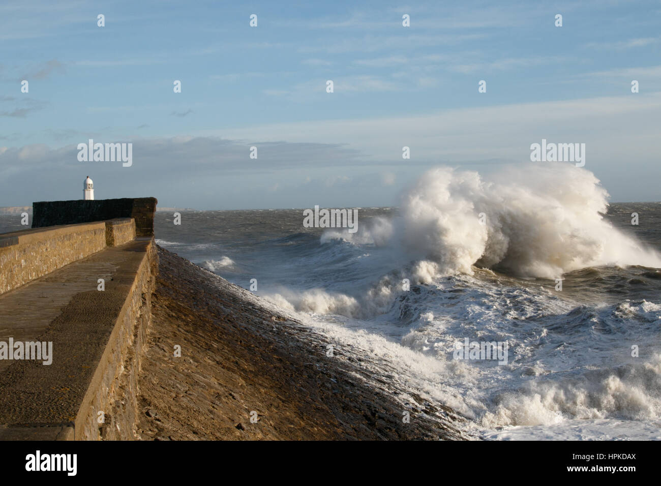 Porthcawl, South Wales, Regno Unito. Il 23 febbraio, 2017. Tempesta Doris. Onde enormi pound Porthcawl, come vento fino a 100mph influenzano il paese. Credito: Andrew Bartlett/Alamy Live News Foto Stock