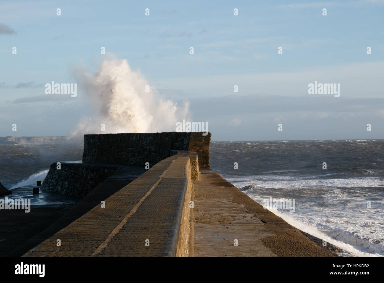 Porthcawl, South Wales, Regno Unito. Il 23 febbraio, 2017. Tempesta Doris. Onde enormi pound Porthcawl, come vento fino a 100mph influenzano il paese. Credito: Andrew Bartlett/Alamy Live News Foto Stock