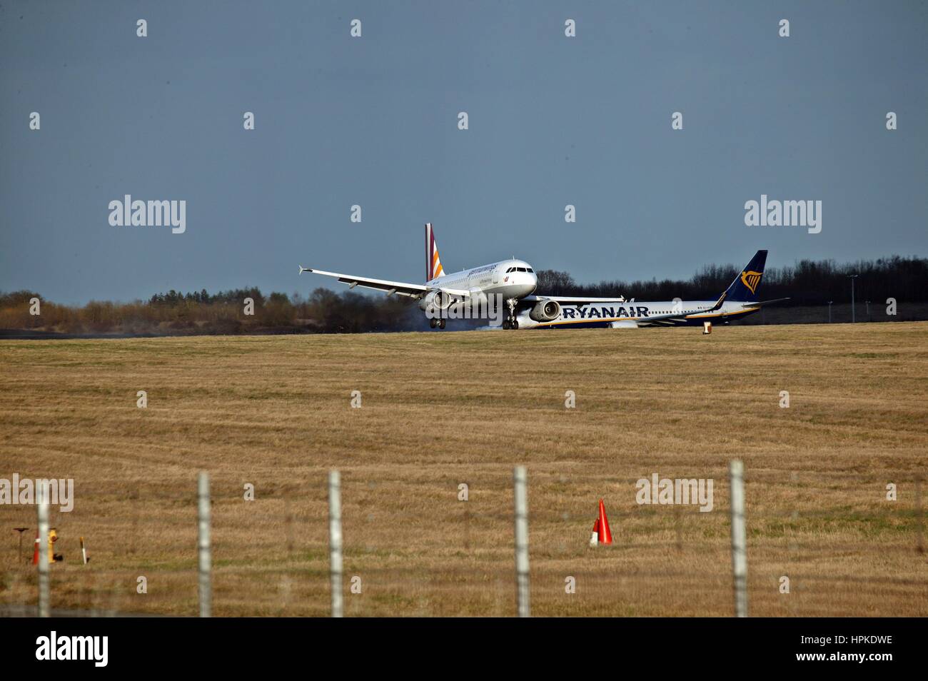 German Wings aerei di atterraggio in crosswinds presso l'aeroporto di Stansted durante la tempesta Doris Foto Stock
