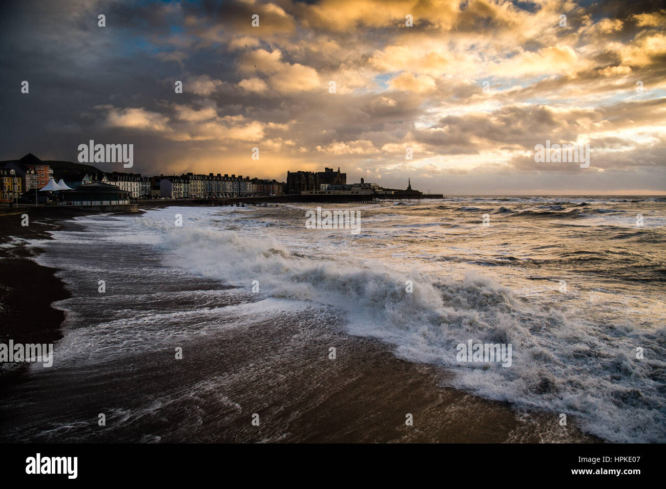 Aberystwyth, Wales, Regno Unito. 23 feb 2017. Regno Unito: Meteo tramonto in Aberystwyth dopo l'assalto di Storm Storm Doris Doris era il quarto denominato storm dell'inverno ed è stato classificato come un "meteo bomba' (esplosiva cyclogenesis) dal Met Office Photo credit: Keith Morris/Alamy Live News Foto Stock
