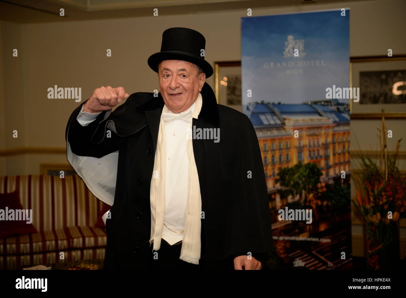 Vienne, Austria. Febbraio 23rd, 2017. Il miliardario austriaco Richard Lugner prima del ballo dell'Opera nel Grand Hotel di Vienna. Credit: Franz PERC/Alamy Live News Foto Stock