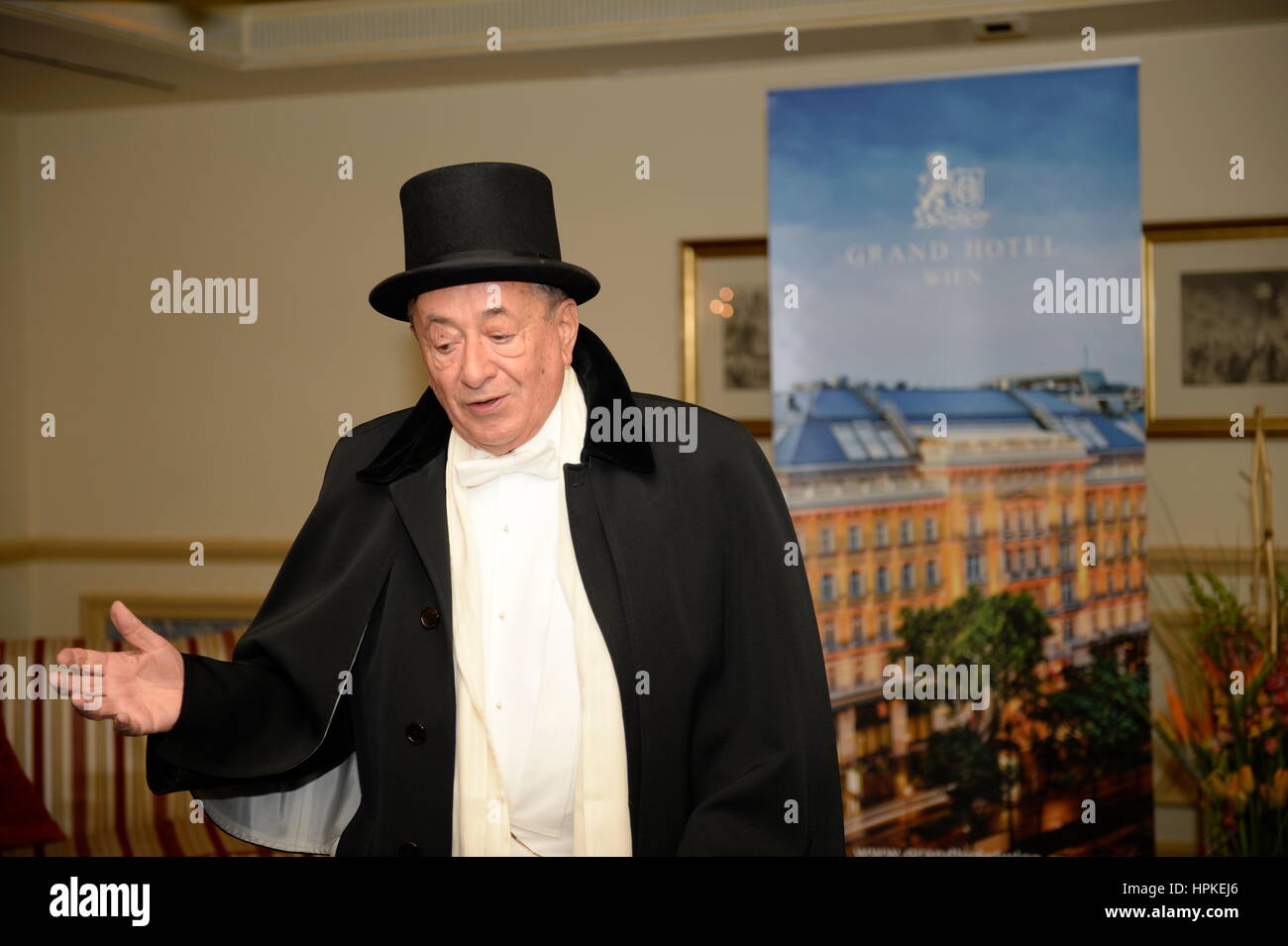 Vienne, Austria. Febbraio 23th, 2017. Il miliardario austriaco Richard Lugner prima del ballo lirico nel Grand Hotel di Vienna. Credit: Franz PERC/Alamy Live News Foto Stock