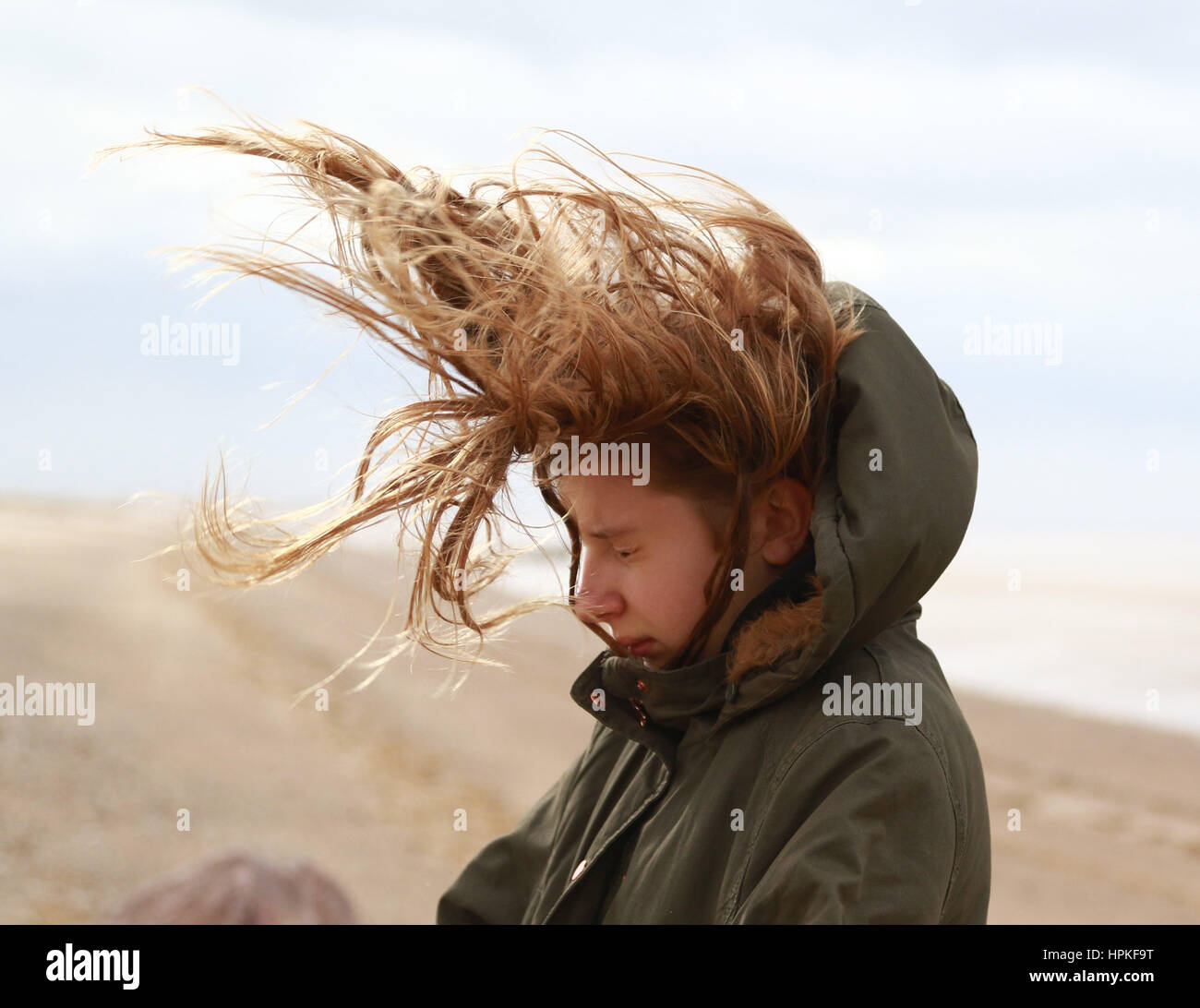 Heacham, West Norfolk, Regno Unito. Il 23 febbraio 2017. Regno Unito: Meteo Georgia Marriott (13) è battuto da forti venti di tempesta Doris arriva a Heacham, West Norfolk. Credito: Paolo Marriott/Alamy Live News Foto Stock