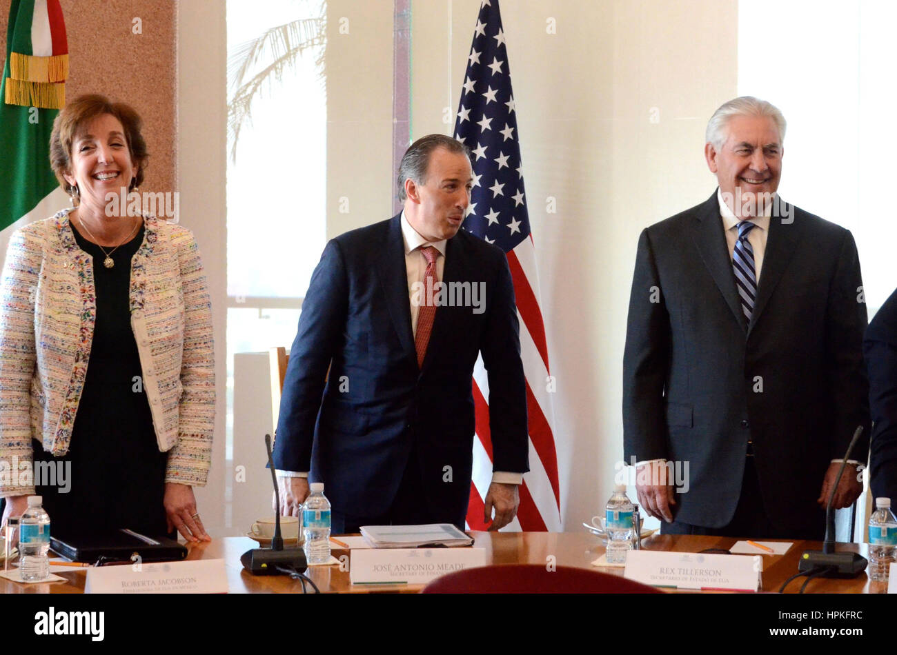 Città del Messico. Il 23 febbraio, 2017. Stati Uniti Ambasciatore a Messico Roberta Jacobson, U.S. Il segretario di Stato Rex Tillerson messicano e segretario delle finanze Jose Antonio Kuribrena Meade, Centro prima dell'inizio delle discussioni bilaterali presso il Ministero degli Affari Esteri 23 febbraio 2017 a Città del Messico. Le relazioni tra i paesi vicini sono in corrispondenza del loro punto più basso per decenni dopo l elezione del presidente Donald Trump. Credito: Planetpix/Alamy Live News Foto Stock