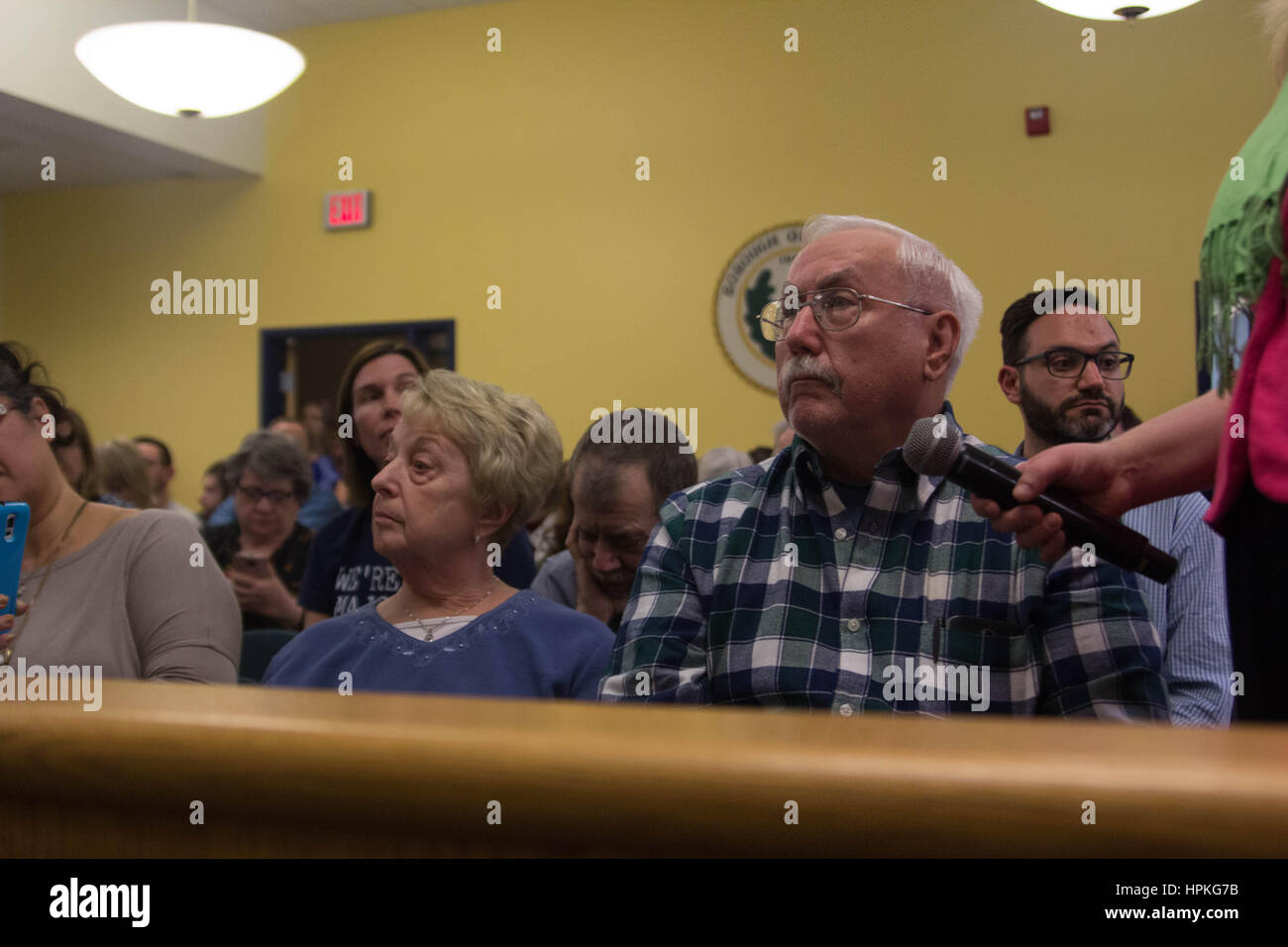 Oaklyn, STATI UNITI D'AMERICA. Il 23 febbraio, 2017. Un Oaklyn, NJ resident pone una domanda durante il mese di febbraio la contea di Camden Town Hall meeting, giovedì 23 febbraio, 2017. Stati Uniti Rappresentante Donald Norcross (D-NJ01), sono appena tornato da un viaggio per visitare le truppe degli Stati Uniti in Iraq, costituente indirizzata preoccupazioni circa l' abrogazione del ACA e altri hot-problemi con il pulsante. Credito: Michael Candelori/Alamy Live News Foto Stock