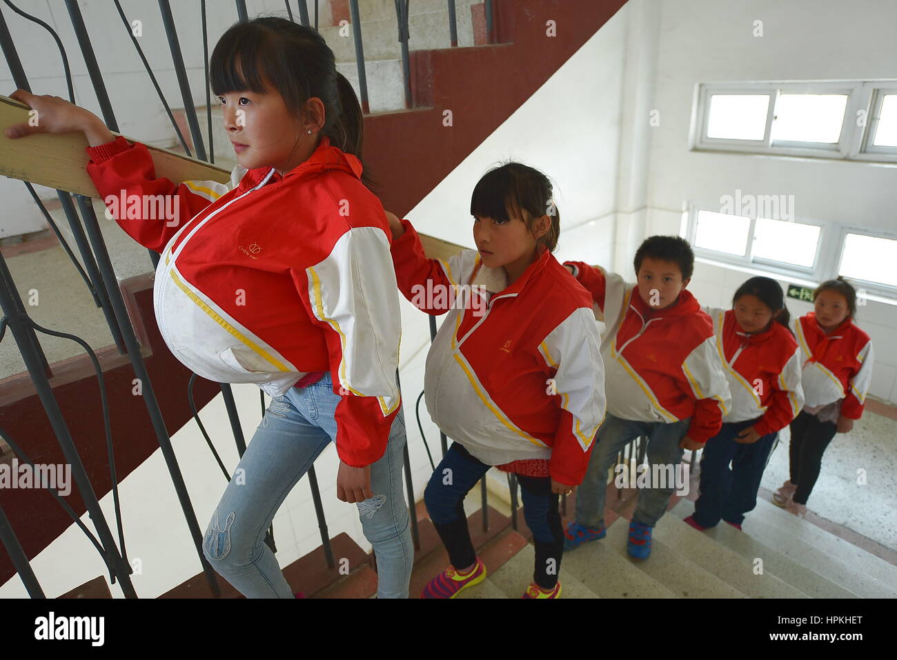 Cina. Il 23 febbraio, 2017. Gli alunni che indossa pancia finta esperienza  di vita quotidiana delle donne in stato di gravidanza in Oriente Cina£â€  che li fa sentire grati per le loro