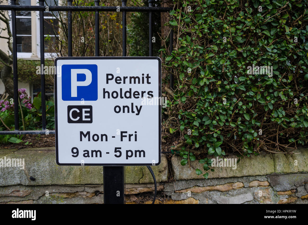 Un segno che dettaglia le restrizioni per il parcheggio su un lunedì al venerdì. Foto Stock