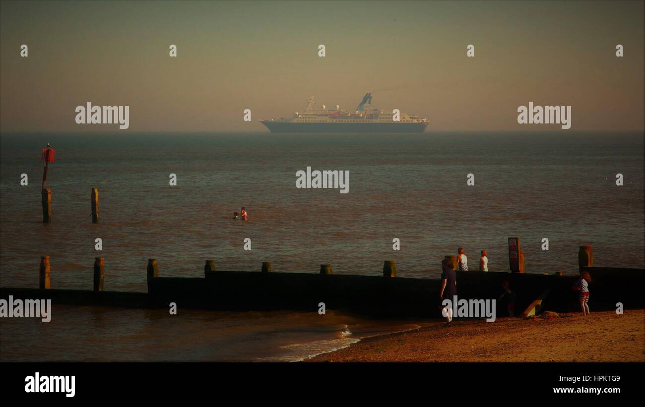 Southwold pier con Saga Pearl liner 11 Foto Stock