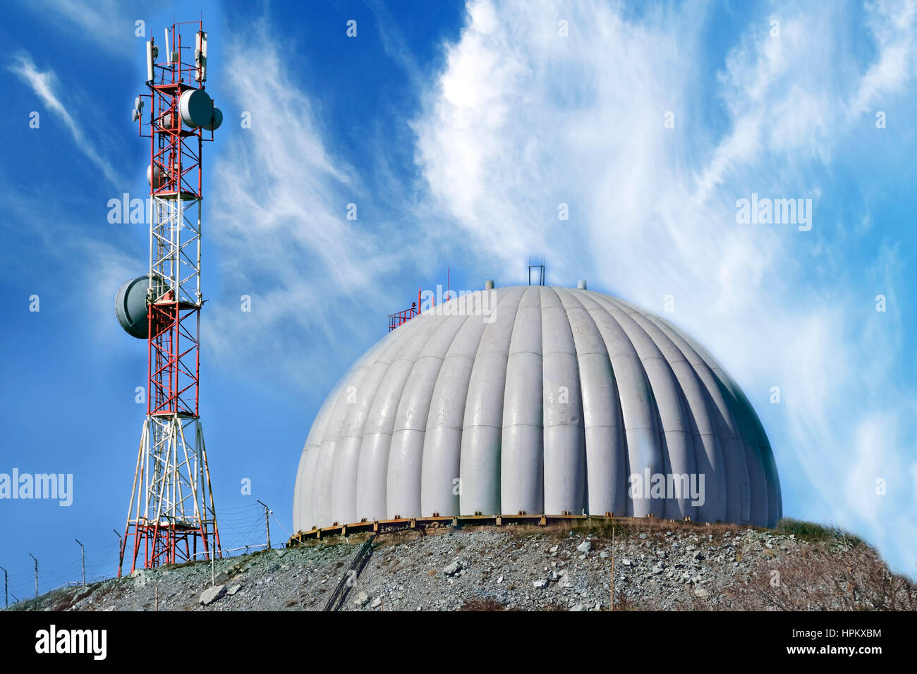 Cupola radar technology sullo sfondo di nuvole blu Foto Stock