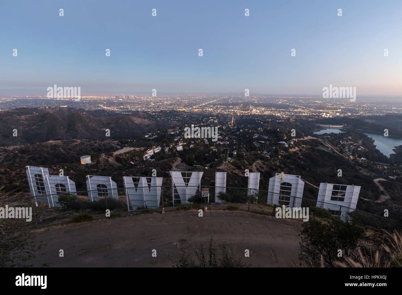 Los Angeles, California, Stati Uniti d'America - 2 Luglio 2, 2014: Retro del Hollywood sign sopra la città di Los Angeles al crepuscolo. Foto Stock
