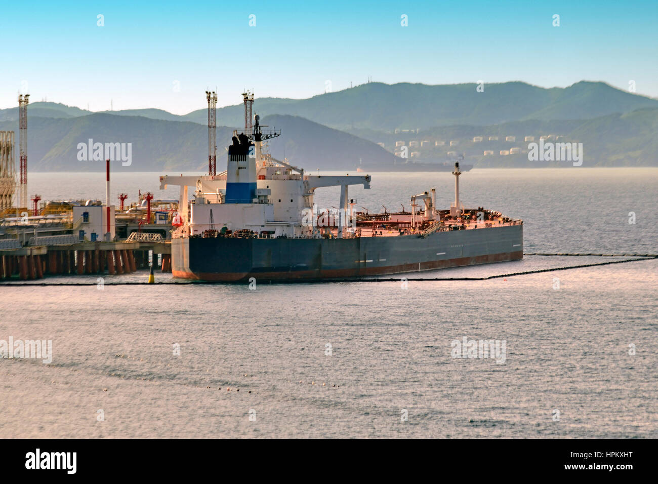Nave cisterna caricato con olio grezzo al porto, intorno istituito zone di sicurezza Foto Stock