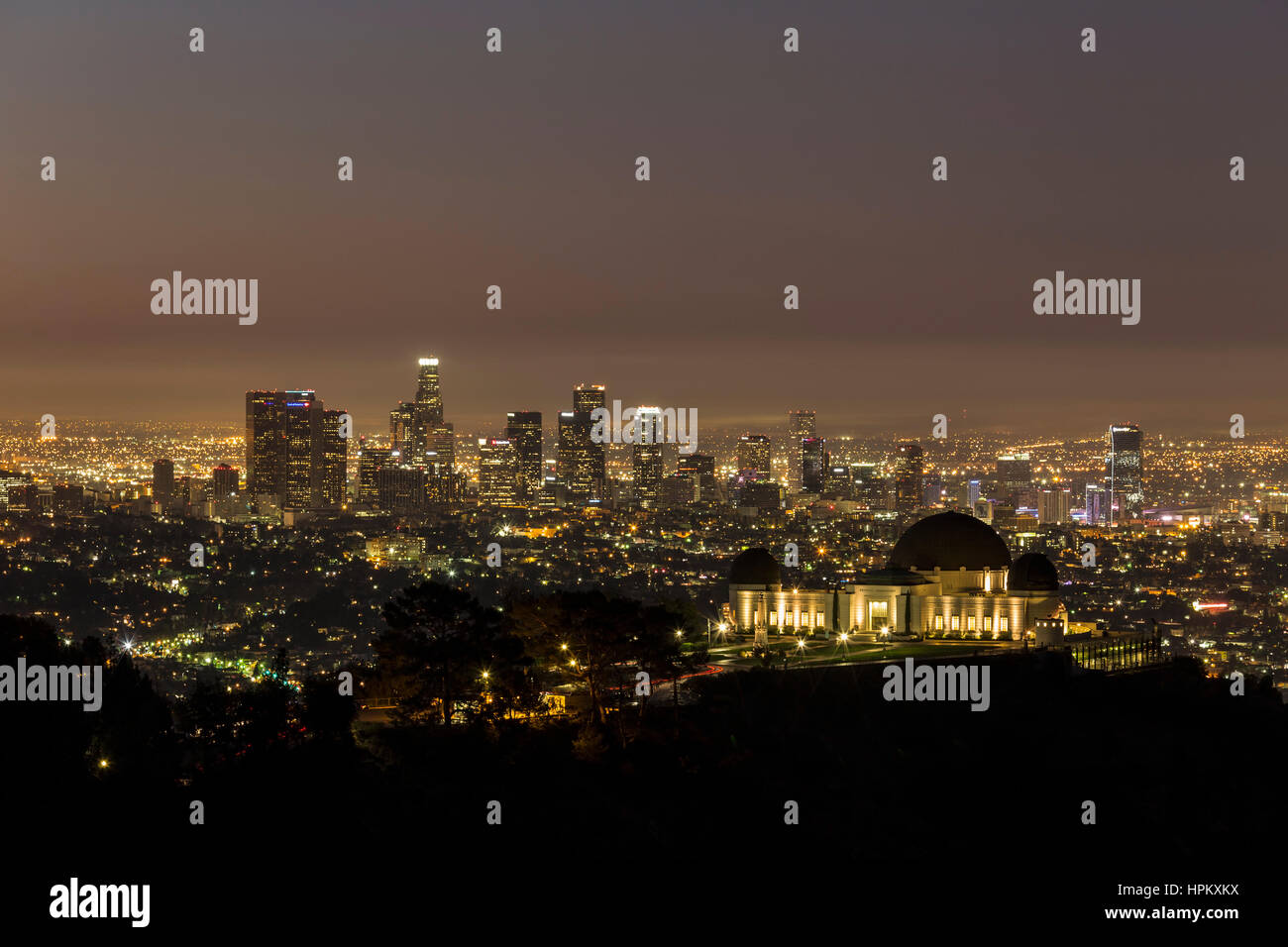 Los Angeles, California, Stati Uniti d'America - 5 Ottobre 2014: Griffith Observatory e il centro cittadino di Los Angeles prima dell'alba. Foto Stock