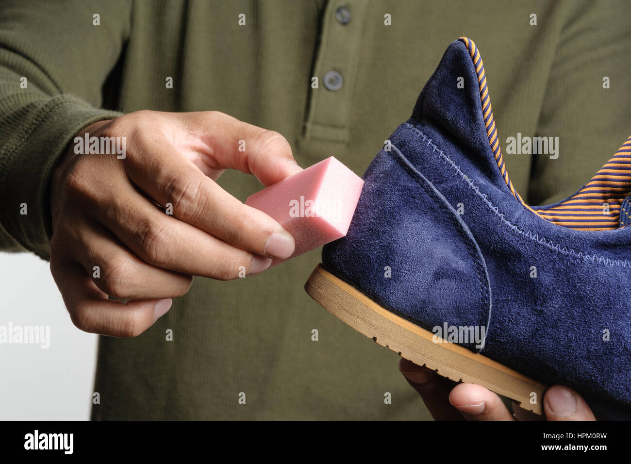 L'uomo la sua pulizia scarpe scamosciate, cura delle calzature Foto Stock