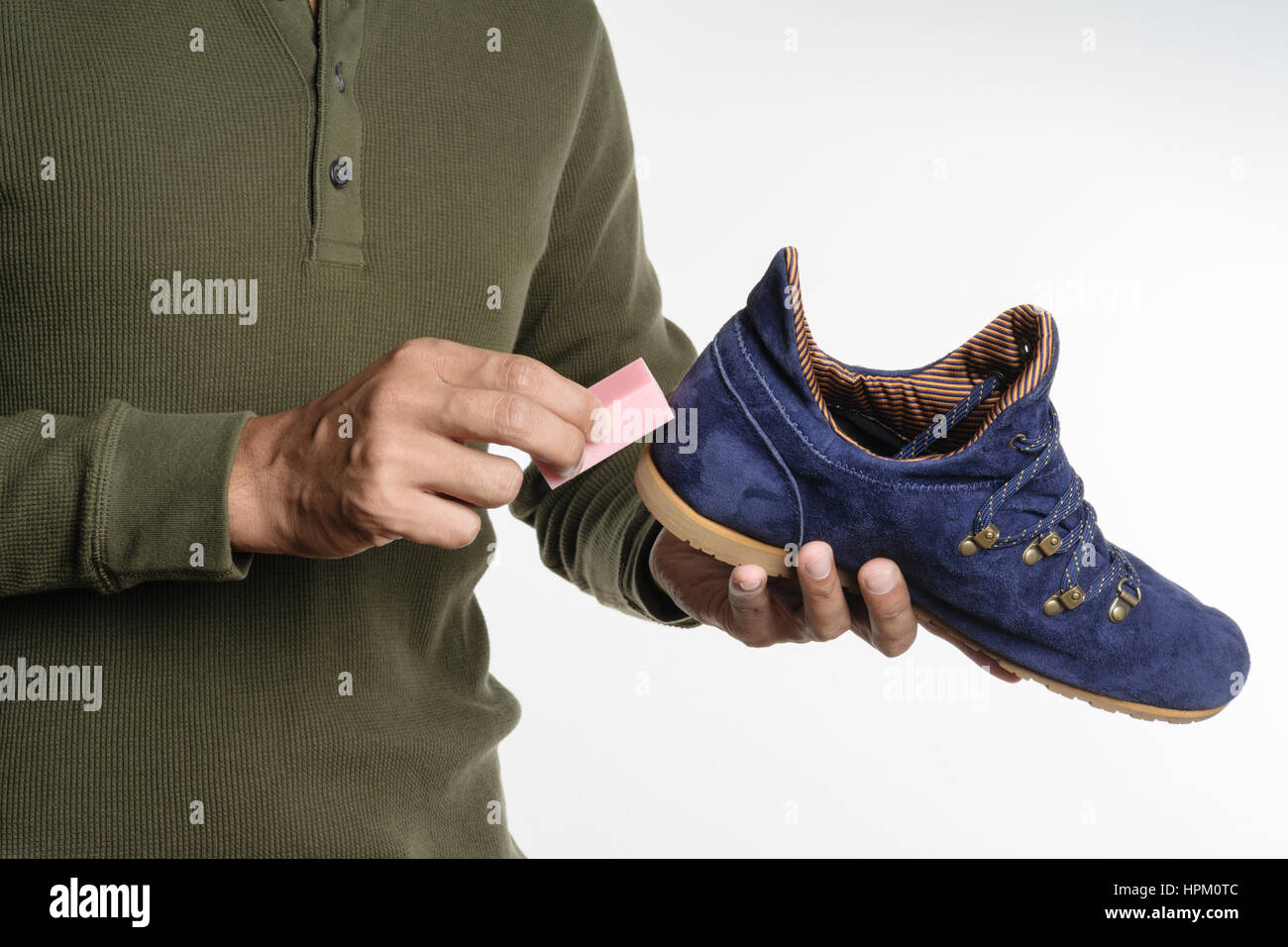 L'uomo la sua pulizia scarpe scamosciate, cura delle calzature Foto Stock