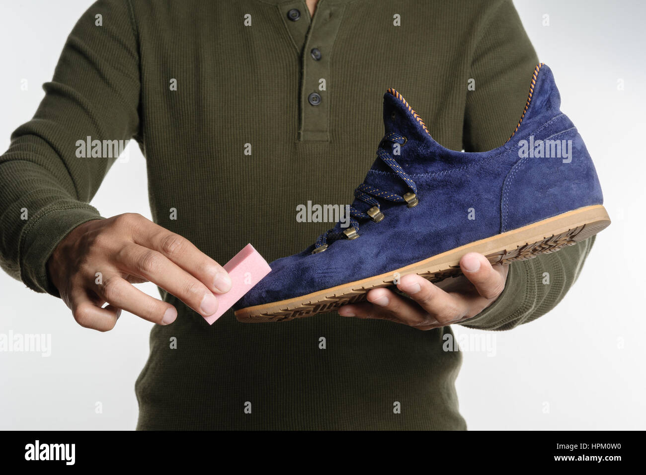 L'uomo la sua pulizia scarpe scamosciate, cura delle calzature Foto Stock