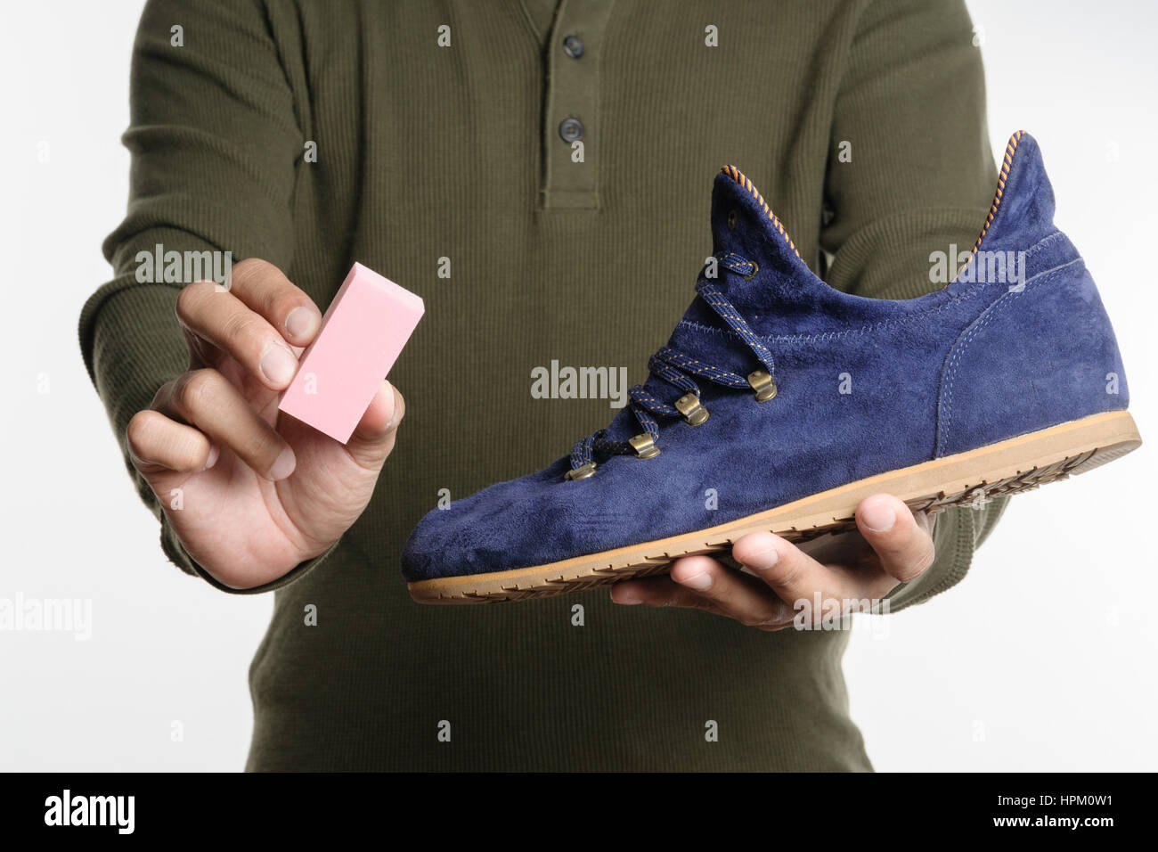 L'uomo la sua pulizia scarpe scamosciate, cura delle calzature Foto Stock