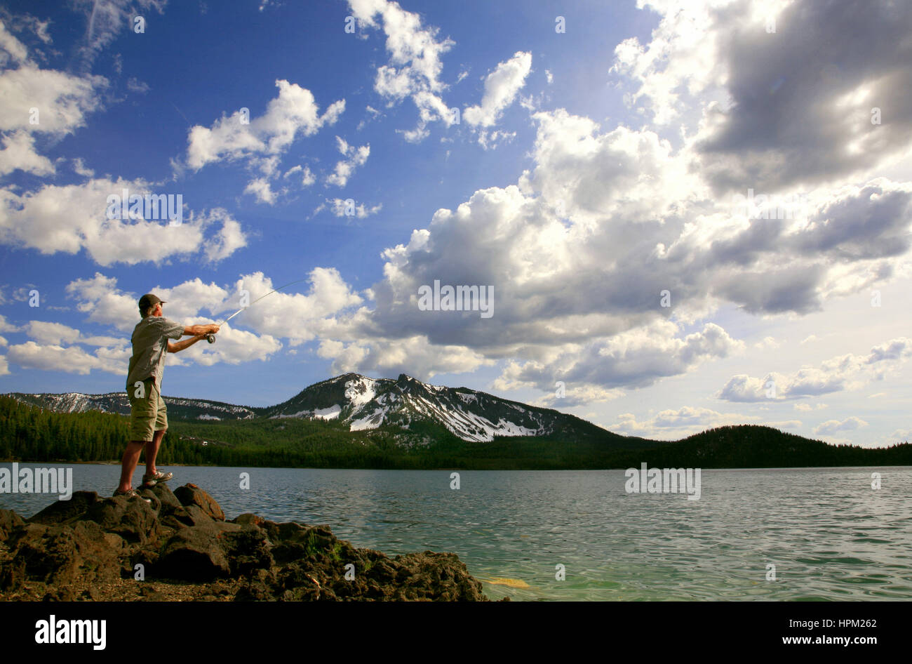 Uomo a pesca di Paulina Lago in Oregon il cratere di Newberry monumento nazionale Foto Stock