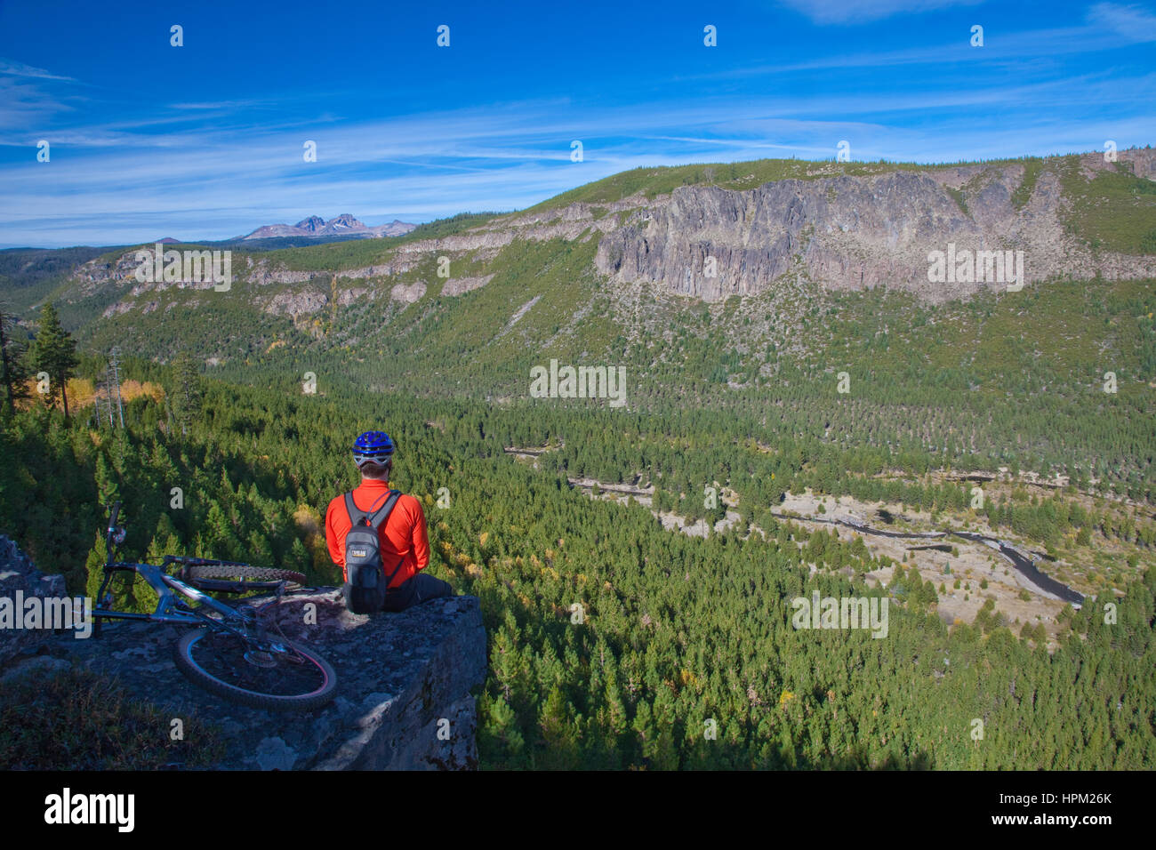 Biker seduta sul bordo della scogliera che si affaccia sul Tumalo Creek Canyon al di fuori della curvatura Oregon Foto Stock