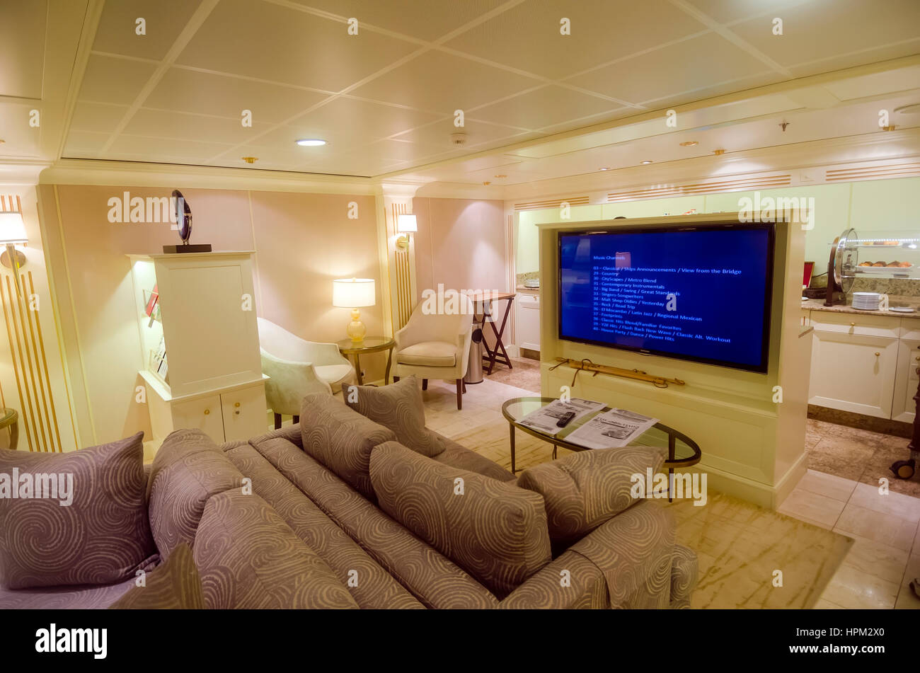 Oceania Marina Nave da Crociera I concierge lounge TV e divano Foto Stock