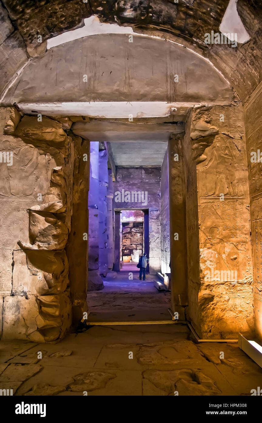 Tempio di Seti I a Abydos con serie di corridoi e turistico in lontananza Foto Stock