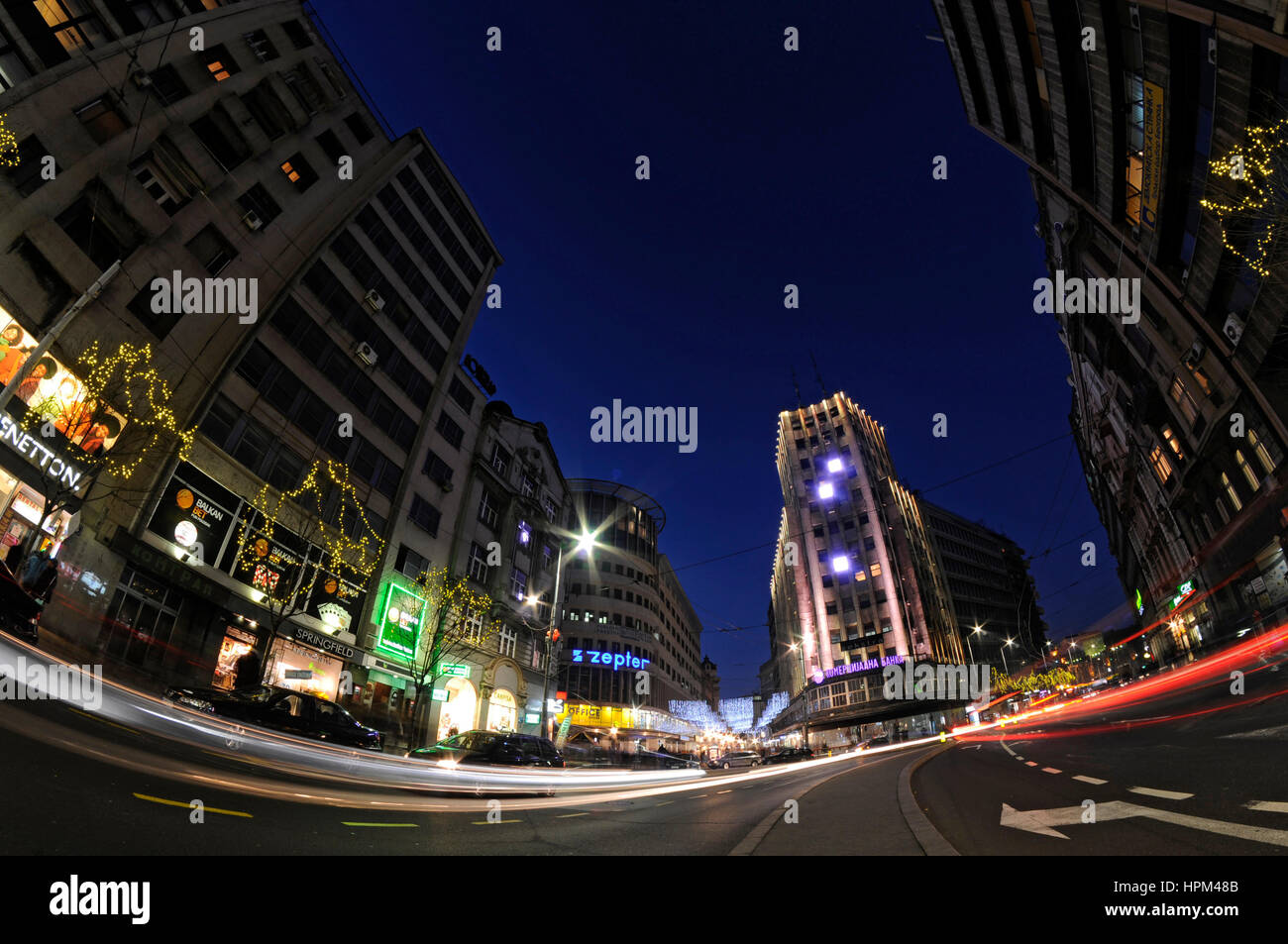 Belgrado, Serbia, centro città vista da Terazije per via Knez Mihajlova street con l'Albania palazzo nel centro con lighttrails dal traffico in transito Foto Stock