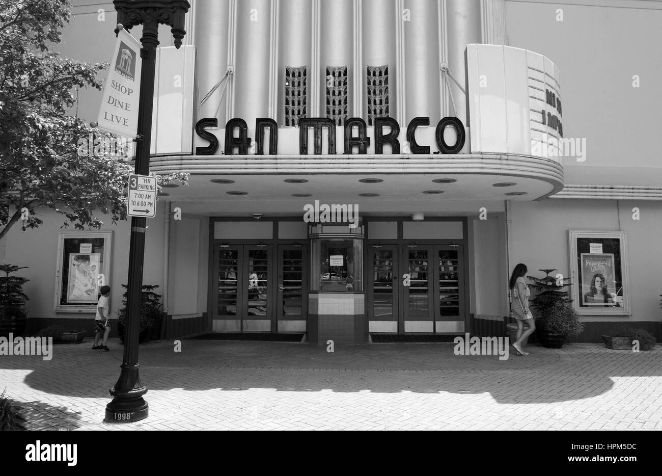 La facciata di un Art Deco cinema, marciapiede e lampada posta in primo piano una donna è passato waliking cinema sulla destra e un ragazzo sulla sinistra, san ma Foto Stock