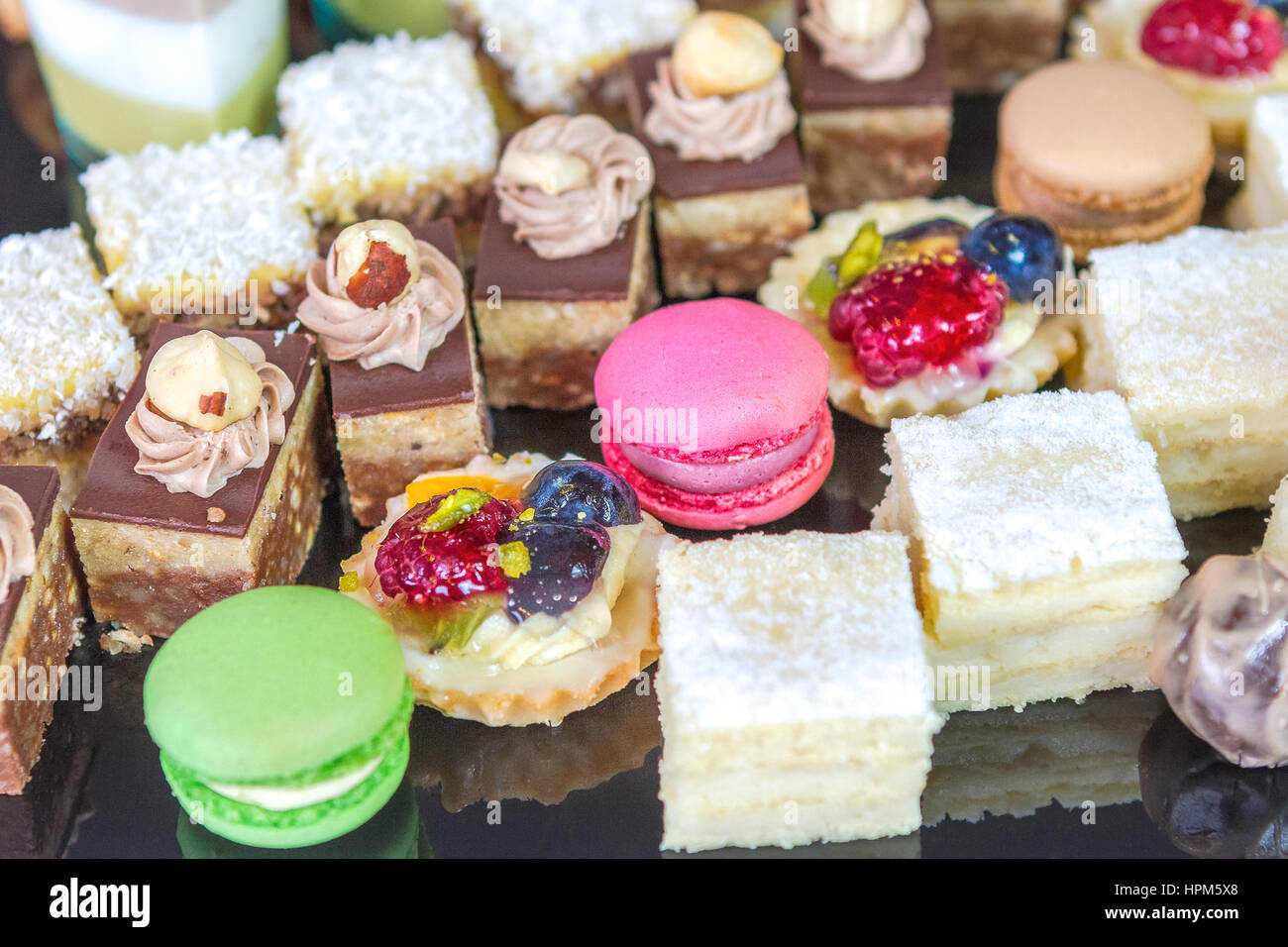 Vari dolci con amaretti, torte e budini, biscotti e torte di crema - Isolato su sfondo bianco Foto Stock