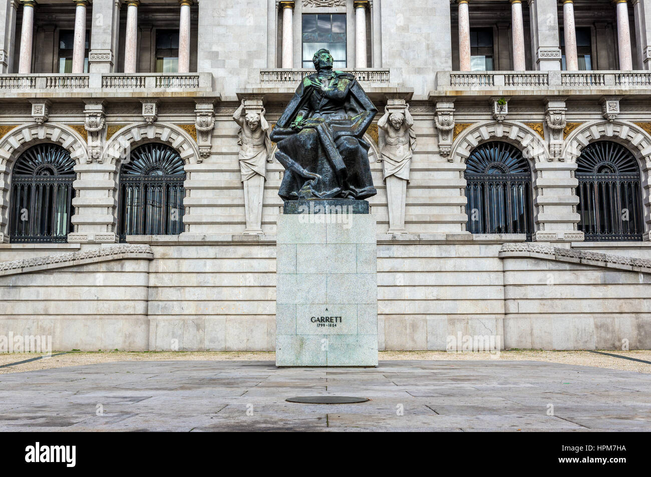 Statua del poeta portoghese, drammaturgo, scrittore e uomo politico Almeida Garrett di fronte a Porto City Hall, Portogallo Foto Stock