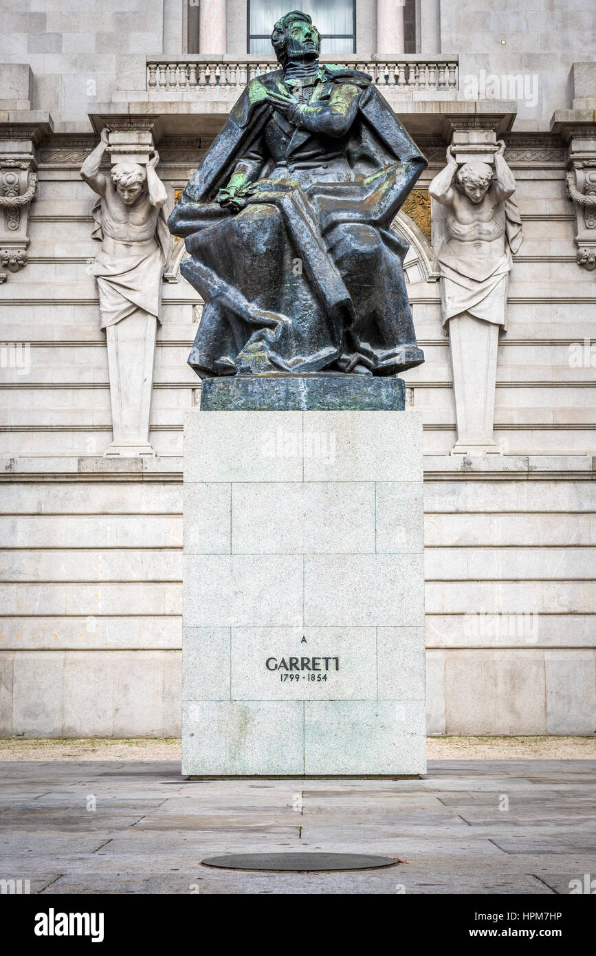 Statua del poeta portoghese, drammaturgo, scrittore e uomo politico Almeida Garrett di fronte a Porto City Hall, Portogallo Foto Stock