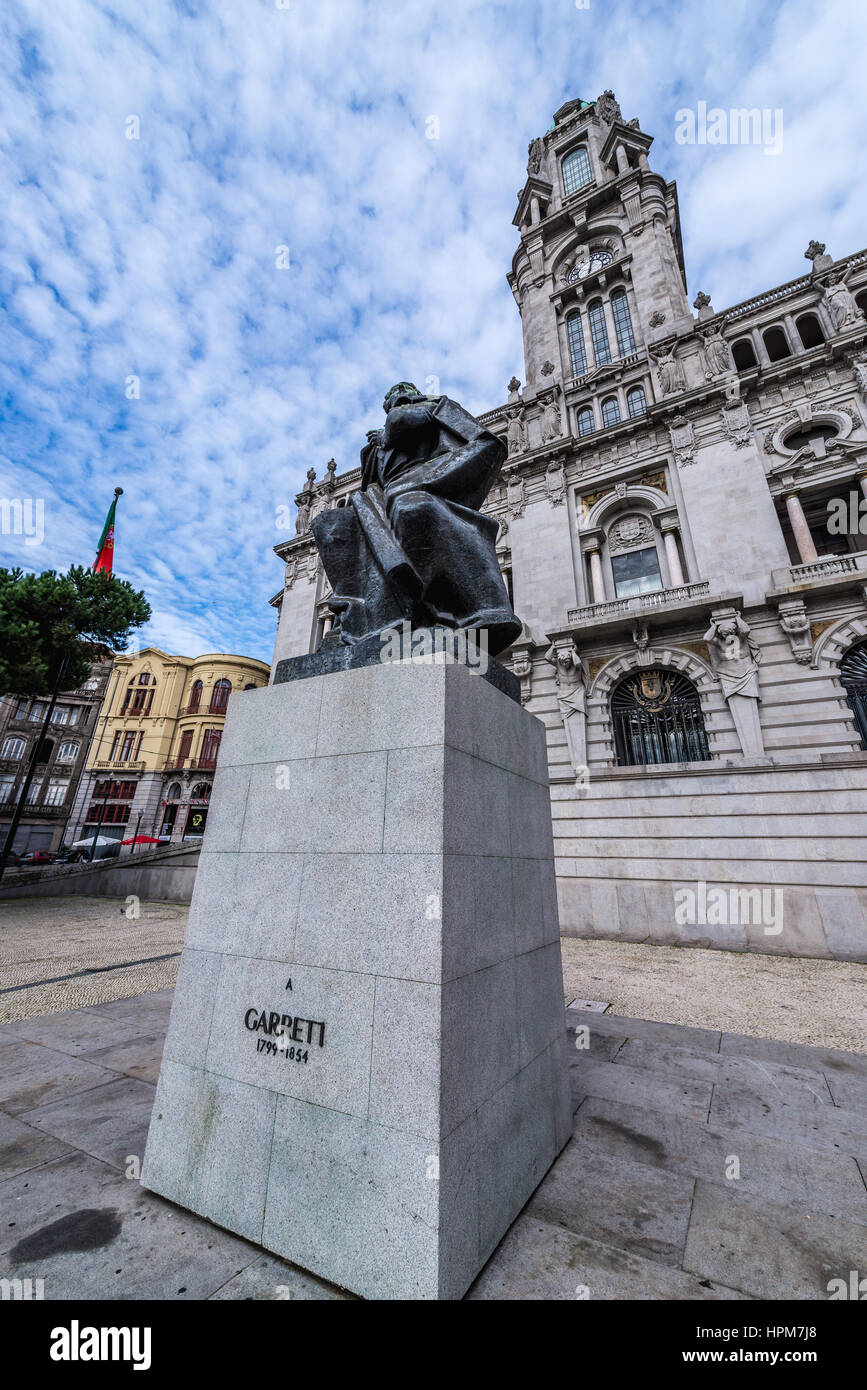 Statua del poeta portoghese, drammaturgo, scrittore e uomo politico Almeida Garrett di fronte a Porto City Hall, Portogallo Foto Stock