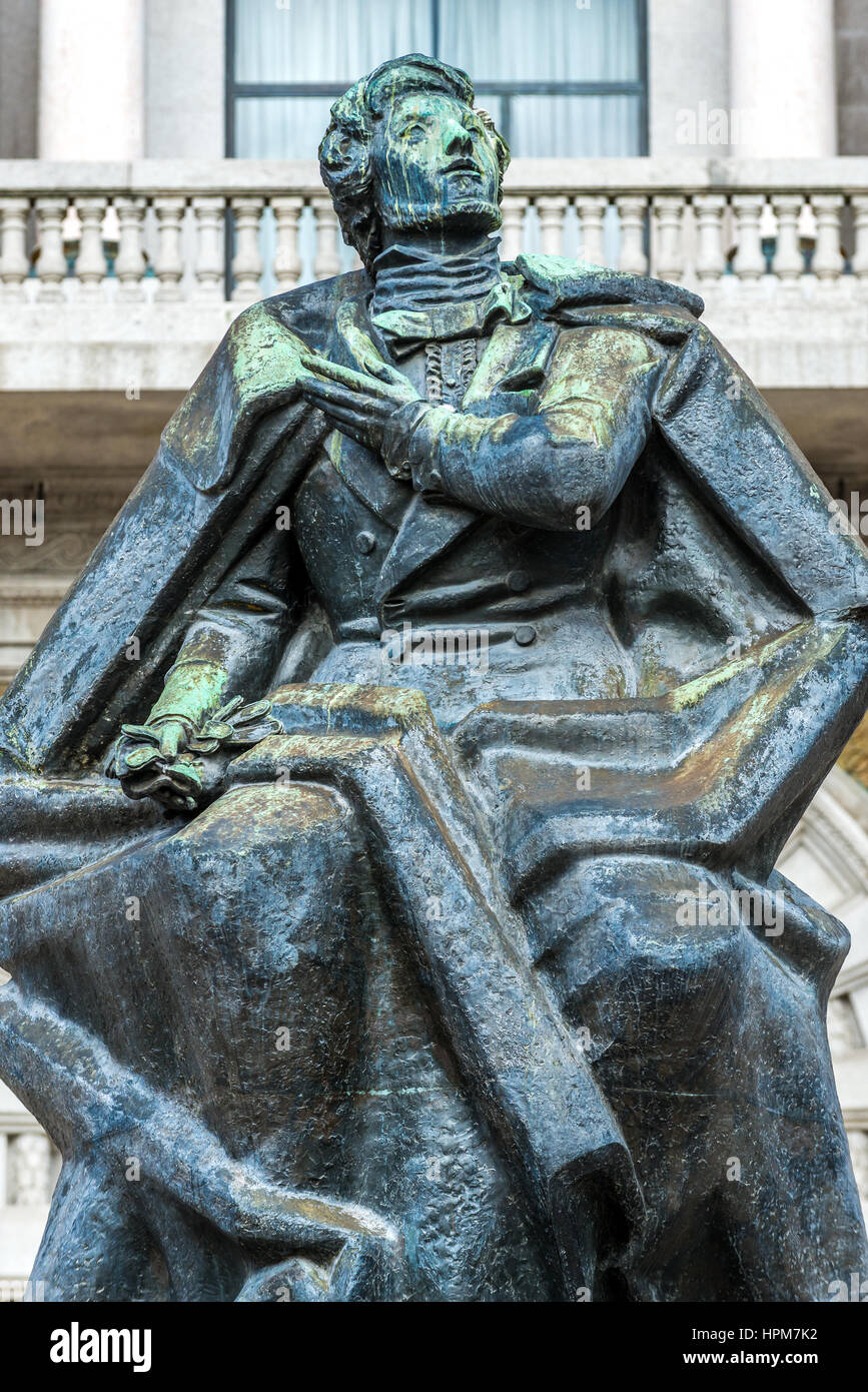 Statua del poeta portoghese, drammaturgo, scrittore e uomo politico Almeida Garrett di fronte a Porto City Hall, Portogallo Foto Stock