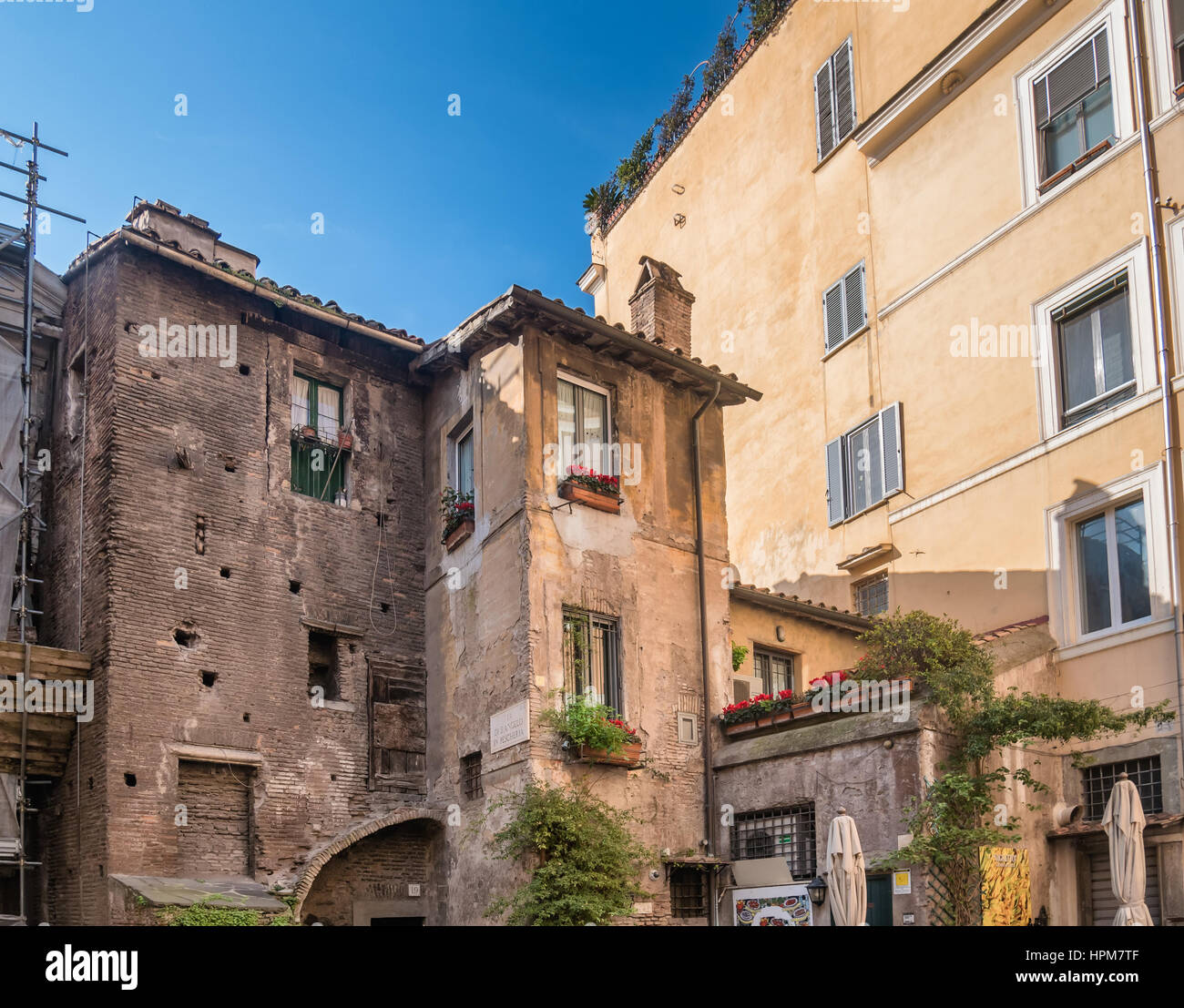 Gli edifici di vecchia costruzione nel ghetto ebraico di Roma, Italia Foto Stock
