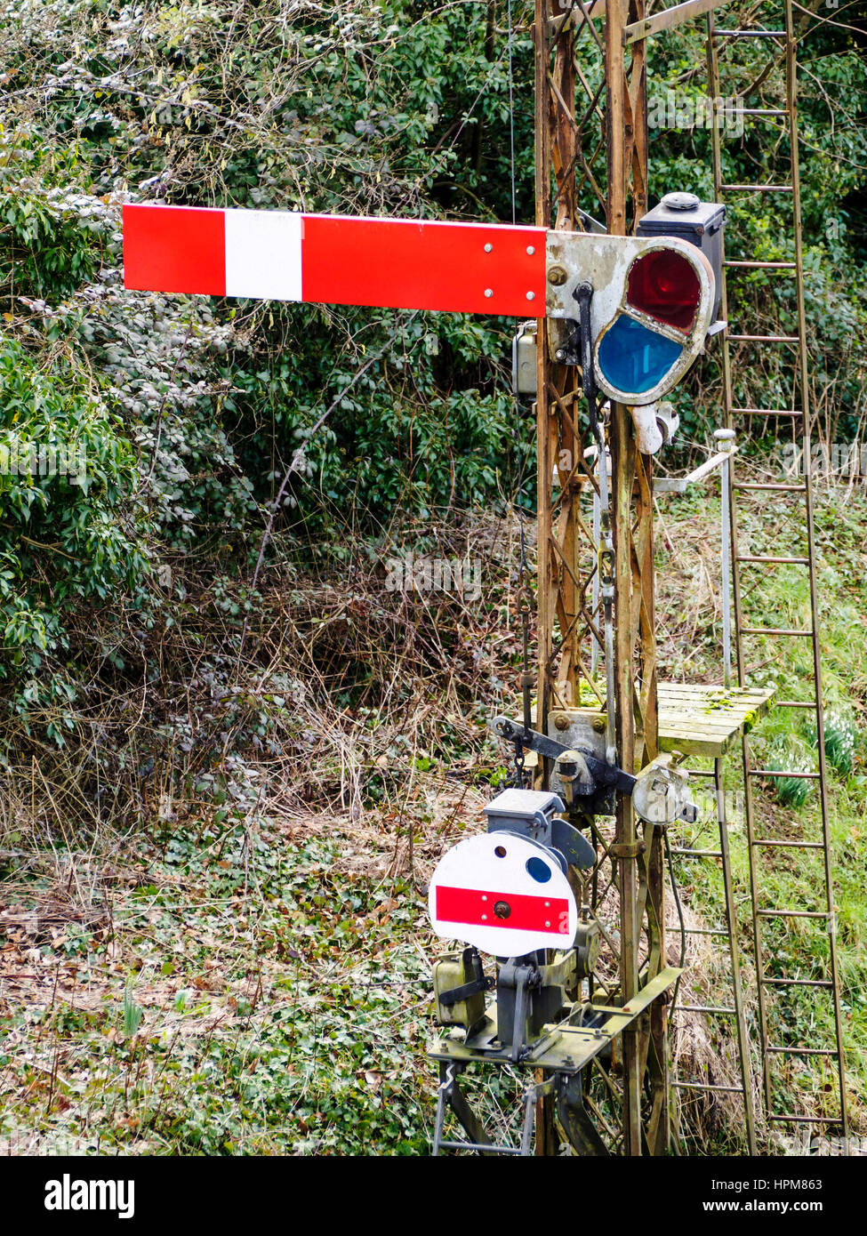 Vecchia ferrovia inferiore Quadrante segnale semaphore con un disco di smistamento o di segnale dolly qui di seguito. Entrambi sono in pericolo. Foto Stock