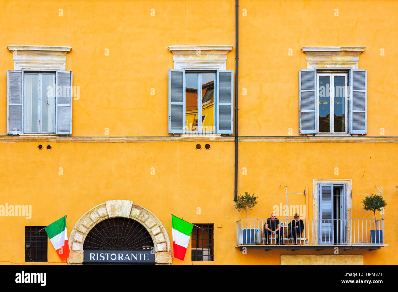 Giovane seduti sul balcone del loro appartamento nel centro di Roma, Roma, Italia Foto Stock