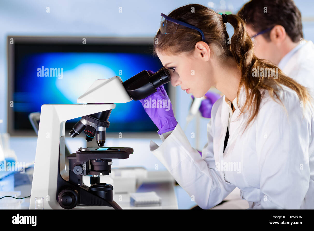 La vita dello scienziato ricerca nel laboratorio di genetica. Foto Stock
