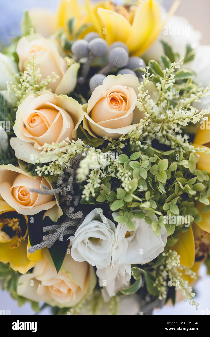 Bellissimo mazzo di nozze da fiori di primavera vicino. Composizione di  fiori di toni pastello Foto stock - Alamy