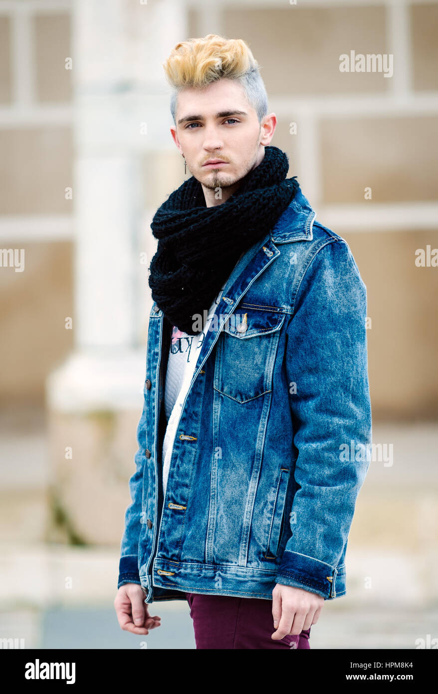 Uomo che indossa bohemian abbigliamento elegante in posa sulla strada Foto Stock