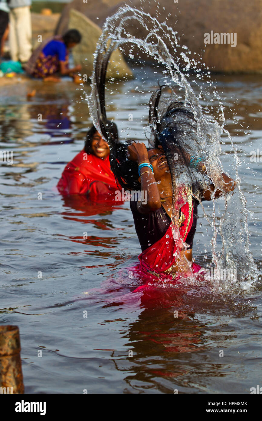 Popolo Indiano la balneazione al fiume Tungabhadra, Hampi, Karnataka, India Foto Stock