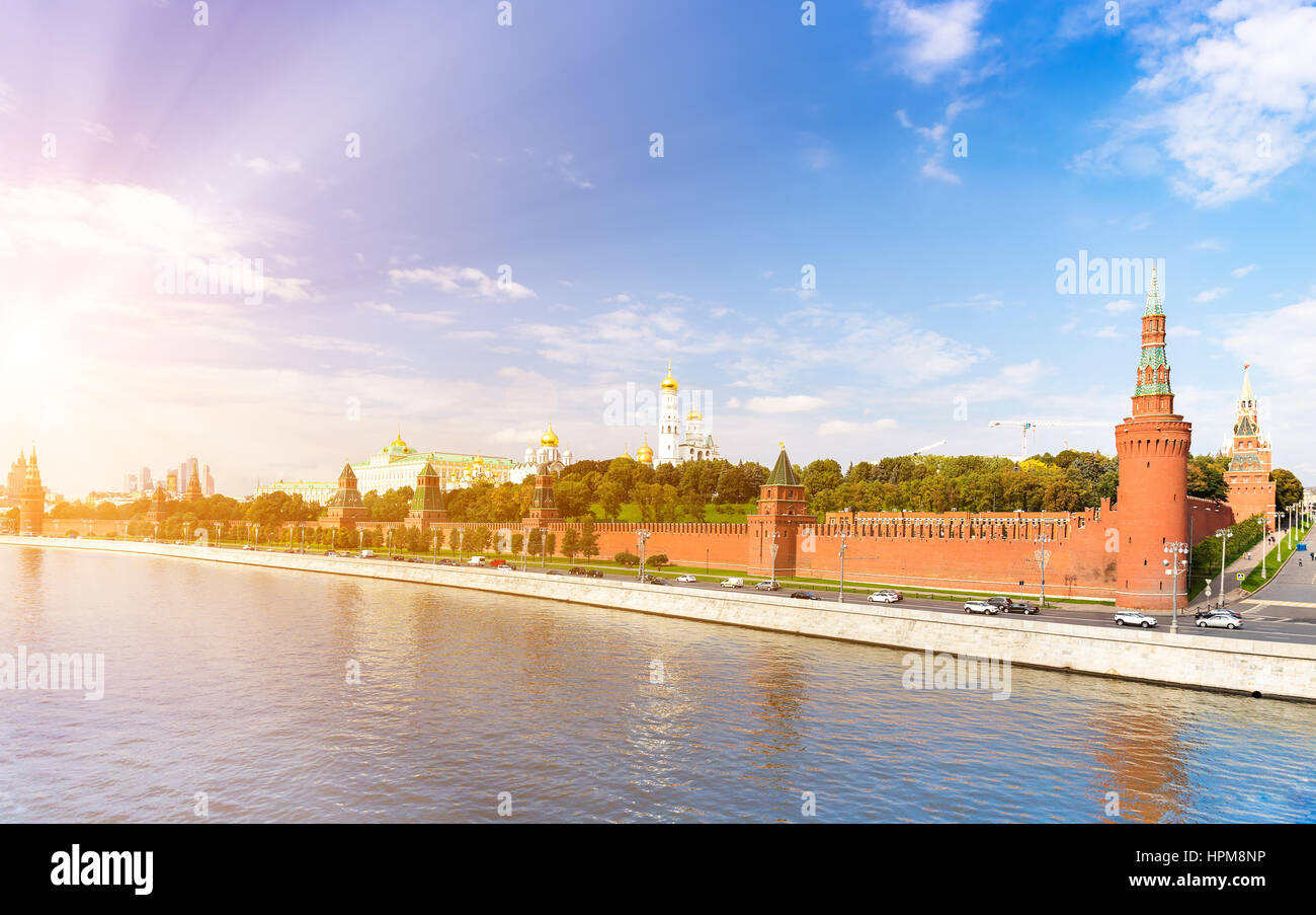 Vista panoramica del Cremlino di Mosca con effetto di luce solare Foto Stock