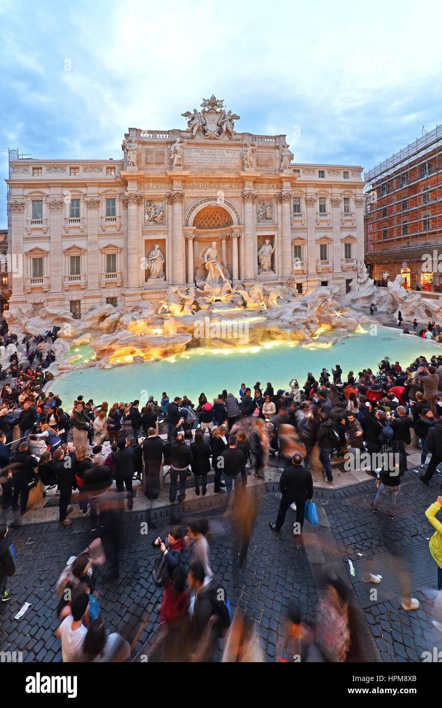 La fontana di Trevi a Roma, Italia, 17 marzo 2016 © Credito Fabio Mazzarella/Sintesi/Alamy Stock Photo Foto Stock