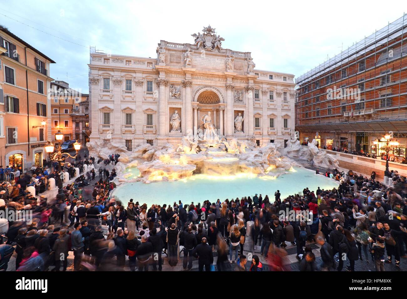 La fontana di Trevi a Roma, Italia, 17 marzo 2016 © Credito Fabio Mazzarella/Sintesi/Alamy Stock Photo Foto Stock
