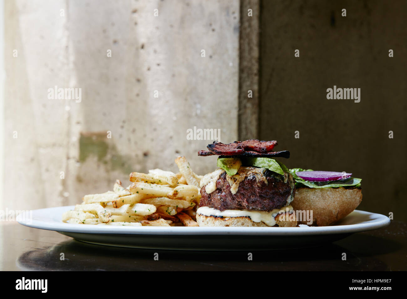 Pug Burger - formaggio blu, pancetta, avocado $17 Foto Stock