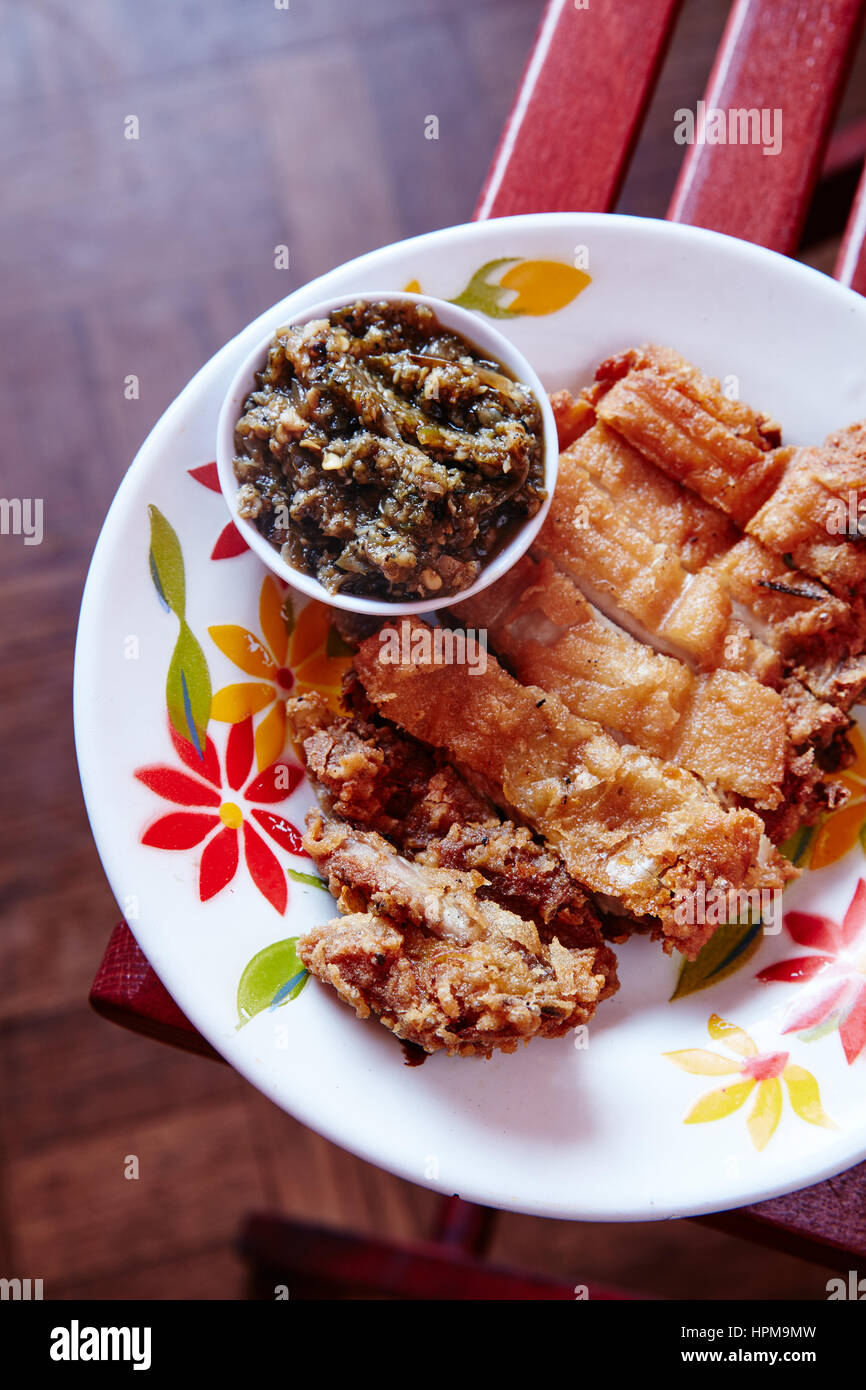 Gai tod naeng noi - ricetta originale da Chieng Rai il miglior fornitore. freid cosce di pollo (2) servita w/ nam prik maengda (aka waterbug relish) questo rel Foto Stock