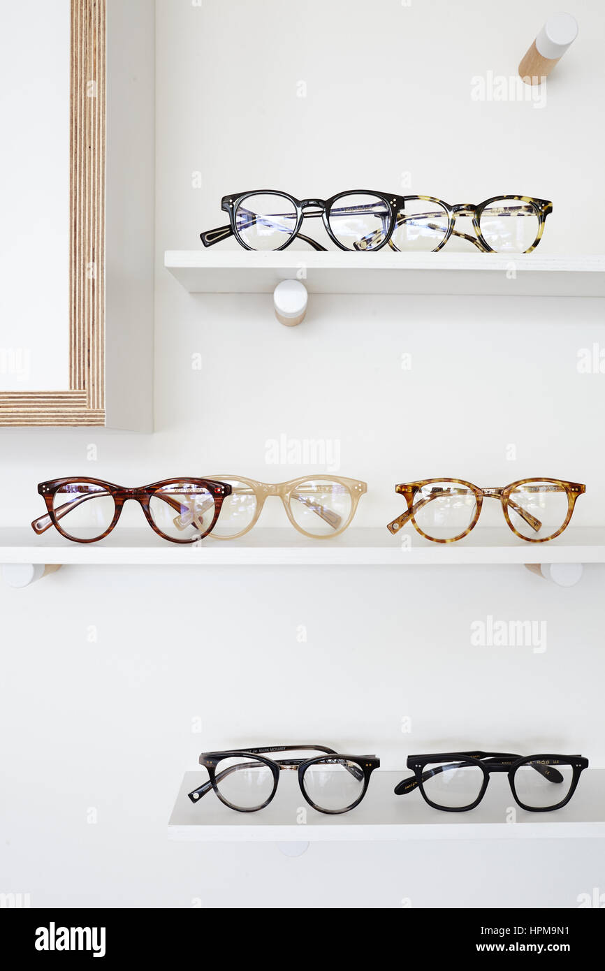 Montature per occhiali su store mensola di visualizzazione Foto Stock