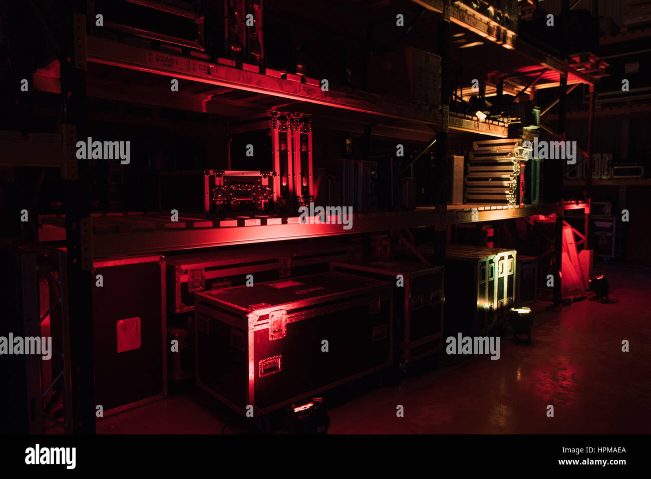 Flight case per equipaggiamento audio visivo in storage, illuminato da evento-style uplighting Foto Stock