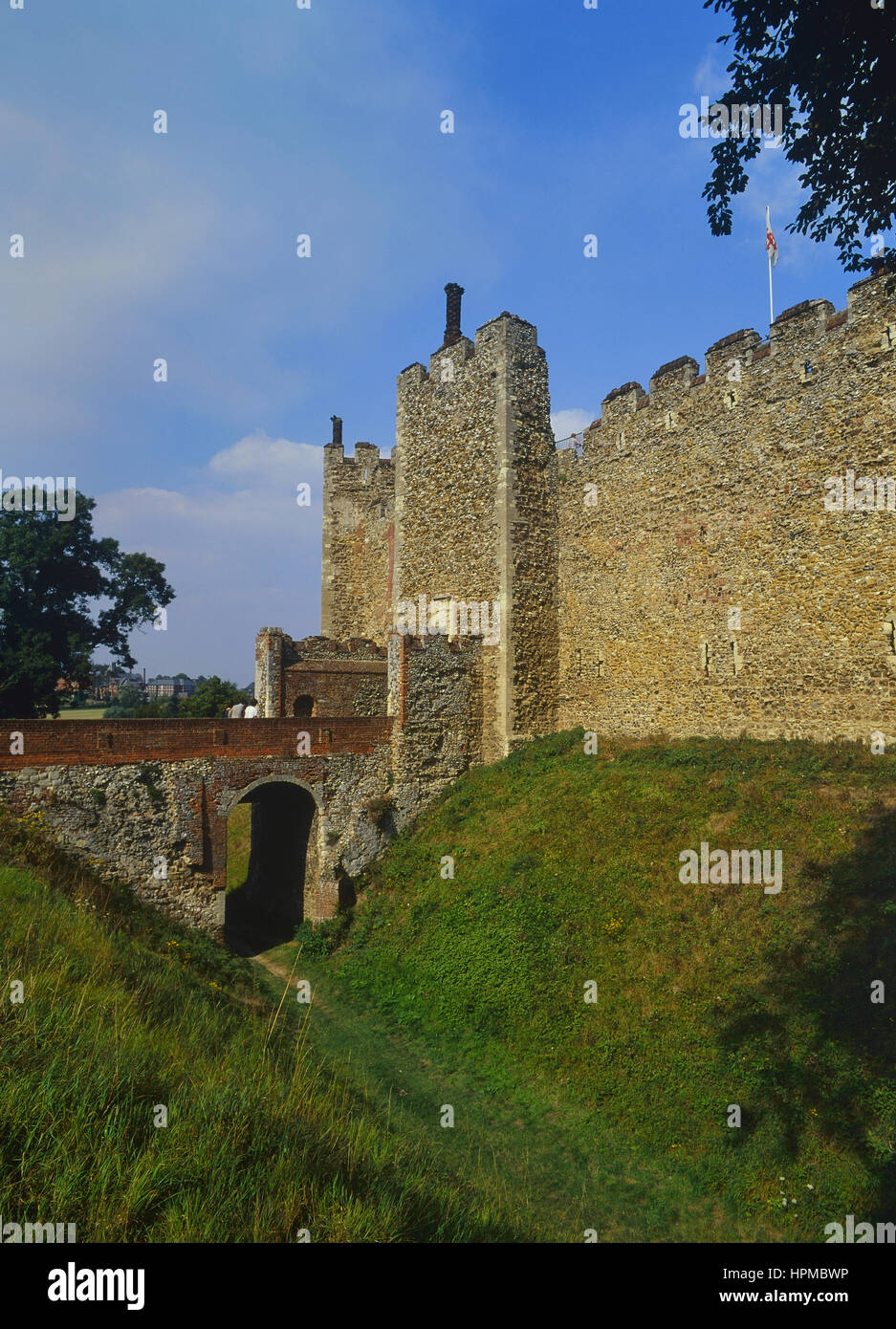 L'ingresso e il fossato a Framlingham Castle. Suffolk. In Inghilterra. Regno Unito Foto Stock